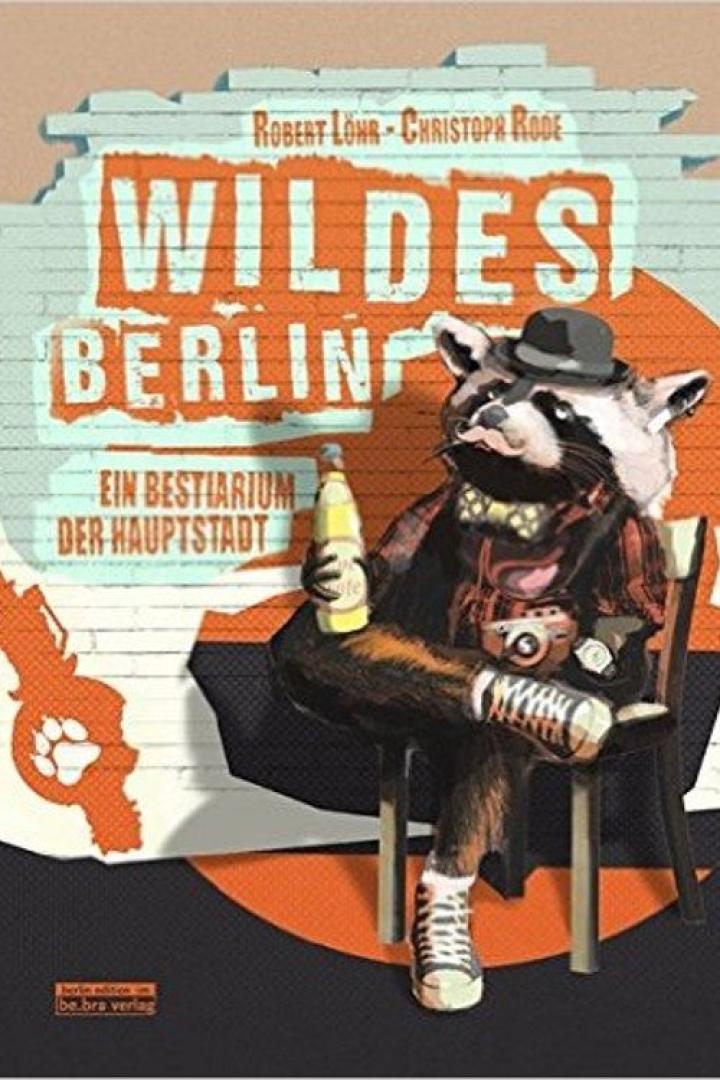 Das Cover des Buches „Wildes Berlin“ zeigt einen Waschbären mit Hut und Bierflasche.