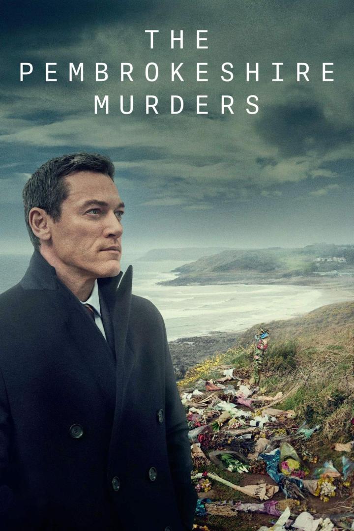 Das Filmplakat für „The Pembrokeshire Murders“ zeigt Luke Evans vor einer Küstenlandschaft.