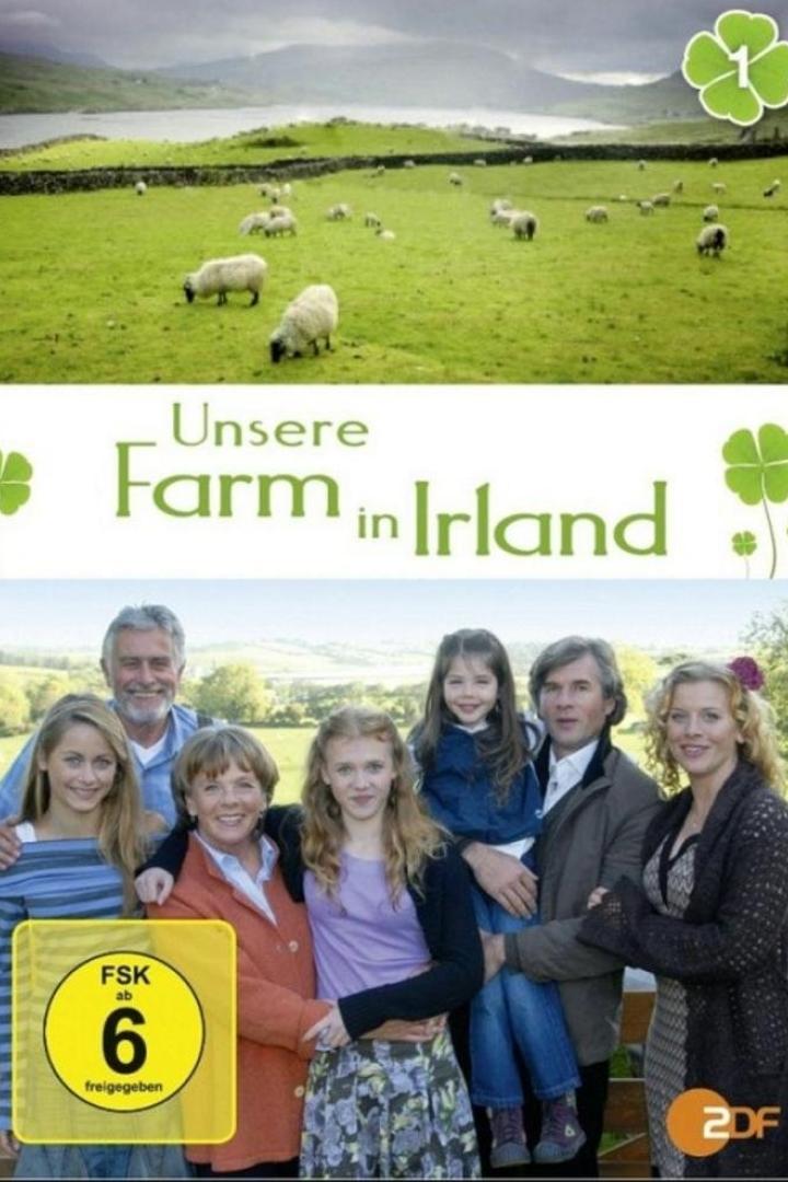 Das Filmplakat für „Unsere Farm in Irland“ zeigt eine Familie vor einer irischen Landschaft mit Schafen.