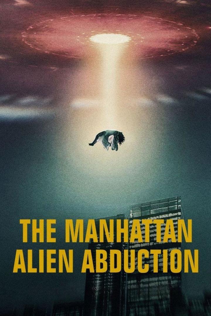 Ein Mensch schwebt unter einem UFO über Manhattan; Filmposter „The Manhattan Alien Abduction“.