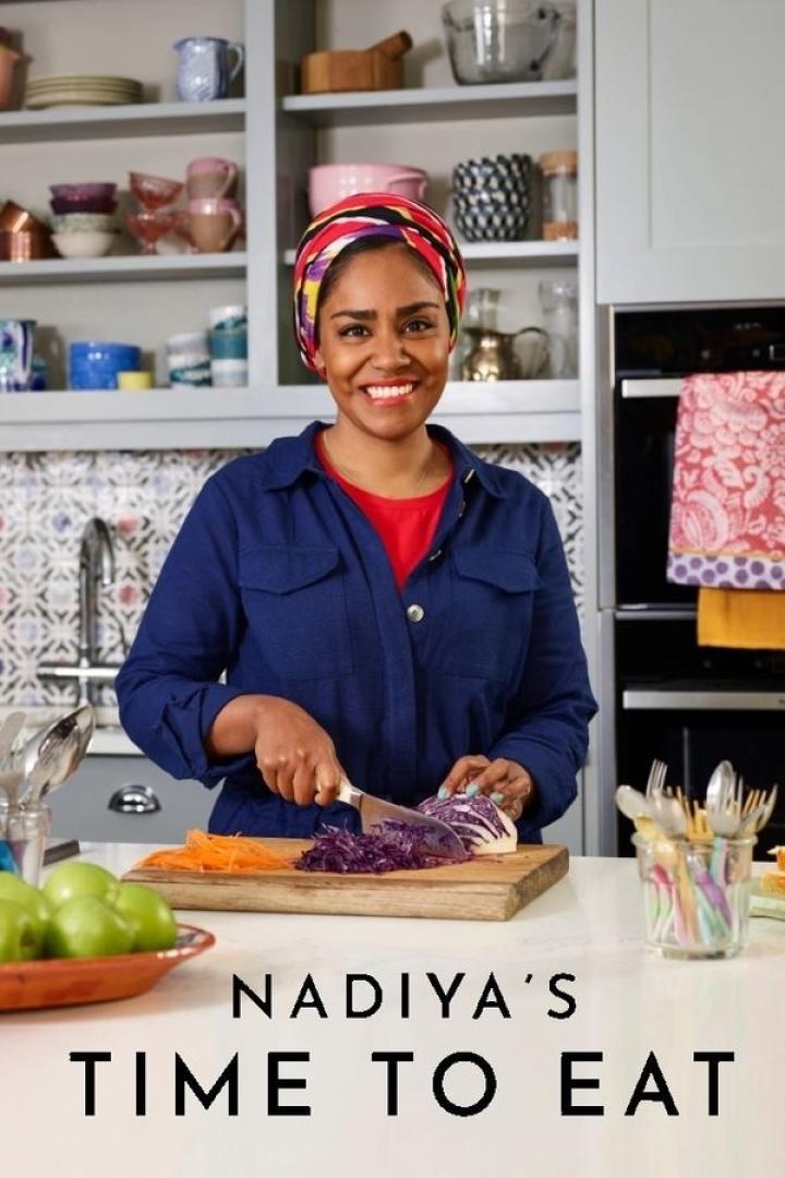 Nadiya Hussain schneidet Rotkohl in ihrer Küche für die Sendung „Nadiya's Time to Eat“.