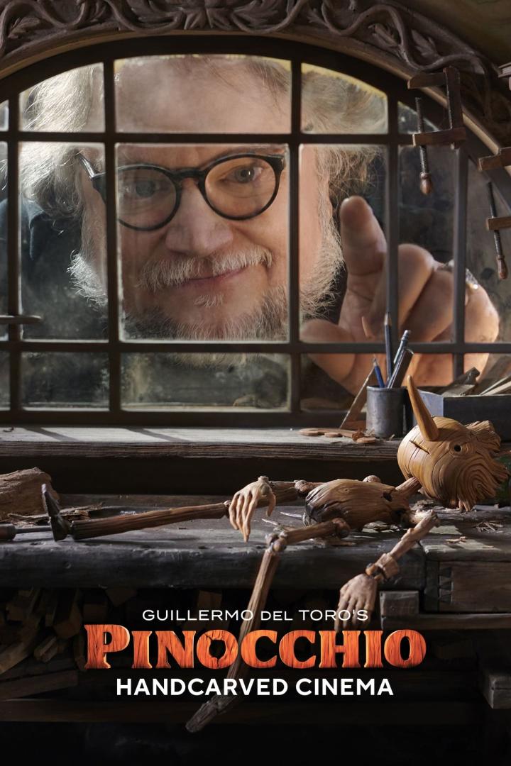 Guillermo del Toro hinter einem Fenster, darunter eine Pinocchio-Puppe aus Holz.