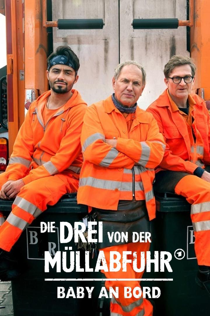 Drei Männer in orangefarbenen Overalls sitzen auf einer Mülltonne, Plakat für „Die Drei von der Müllabfuhr: Baby an Bord“.