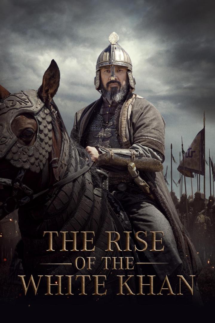 Ein Mann in Rüstung reitet auf einem Pferd vor einer Armee im Filmplakat „The Rise of the White Khan“.