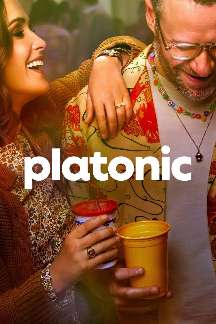 Das Filmplakat für „Platonic“ zeigt zwei Freunde, die eng beieinander stehen und Getränke halten.