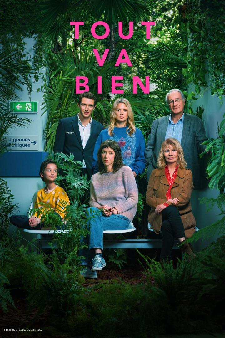 Das Filmplakat für „Tout Va Bien“ zeigt eine Familie vor einem grünen Hintergrund.