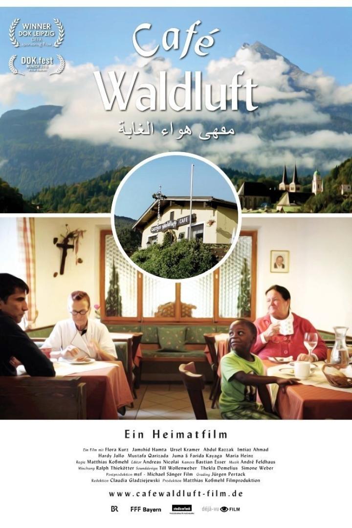 Das Filmplakat für „Café Waldluft“ zeigt eine Szene vor einer Bergkulisse und im Innenraum des Cafés.