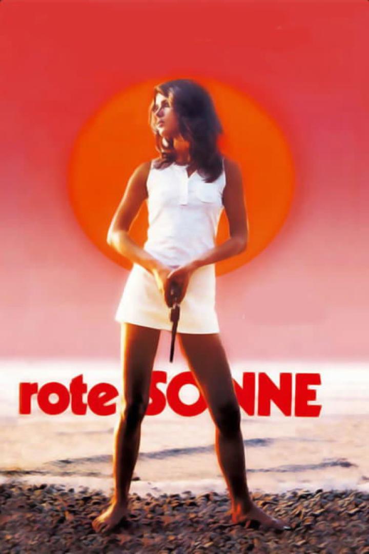 Eine Frau mit einer Pistole vor dem Hintergrund des Films „Rote Sonne“.