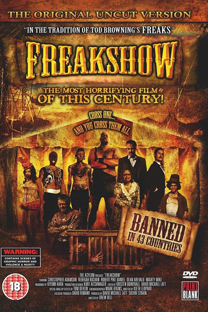 Das Filmplakat für „Freakshow“ zeigt eine Gruppe von Darstellern vor einem Zirkuszelt.