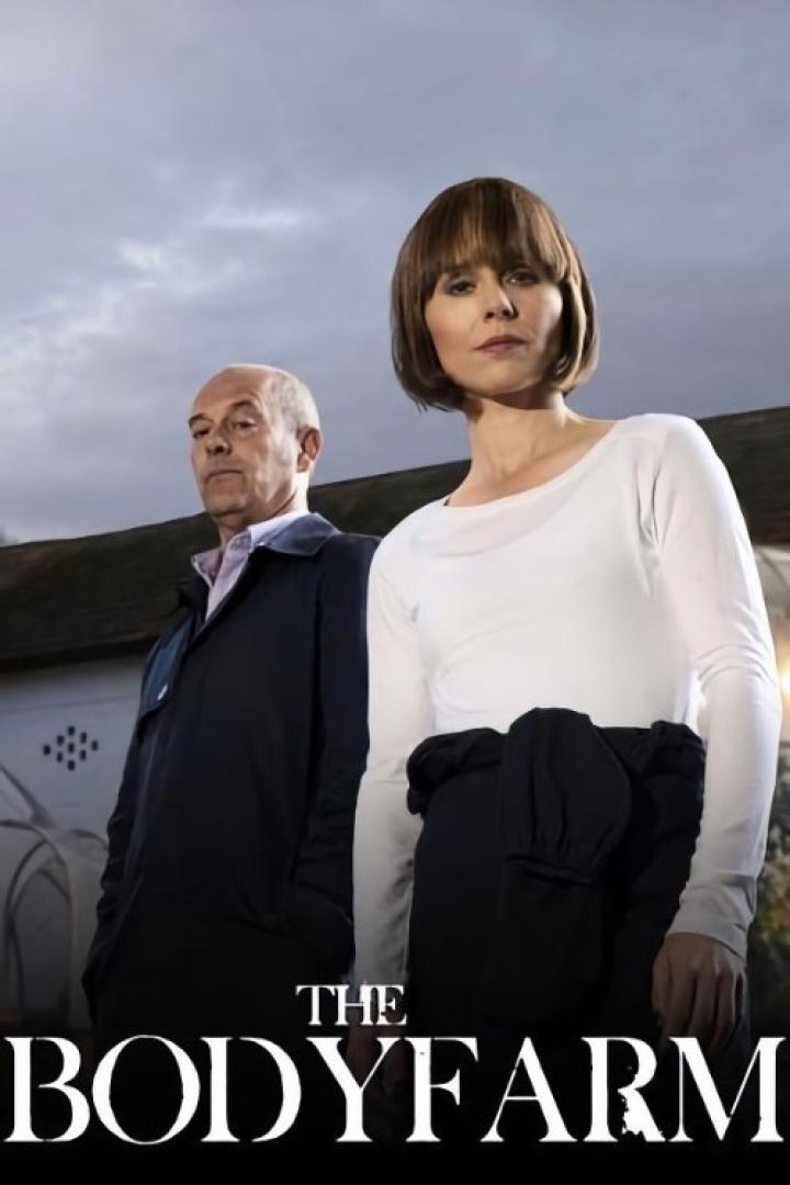 Ein Mann und eine Frau stehen vor dem Hintergrund des Titels „The Body Farm“.