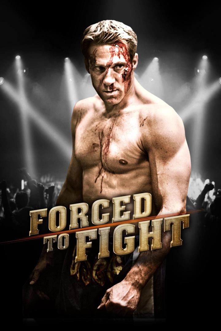 Ein blutverschmierter Mann steht vor einer jubelnden Menge, Titelbild für „Forced to Fight“.
