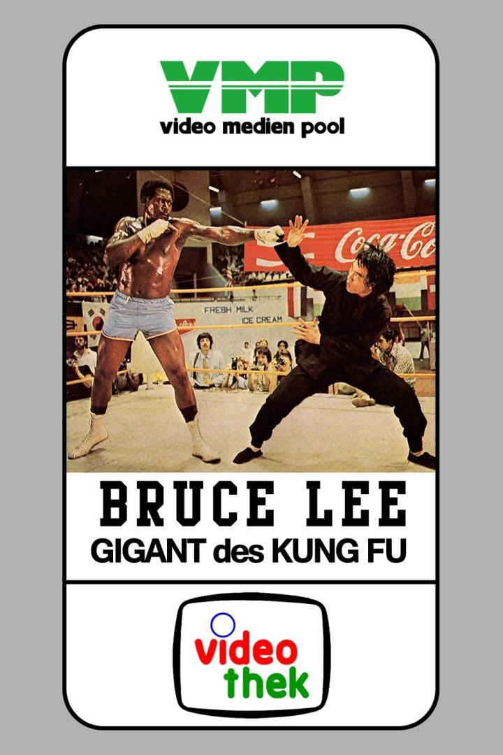 Bruce Lee kämpft mit einem Boxer in einem Ring vor Zuschauern.