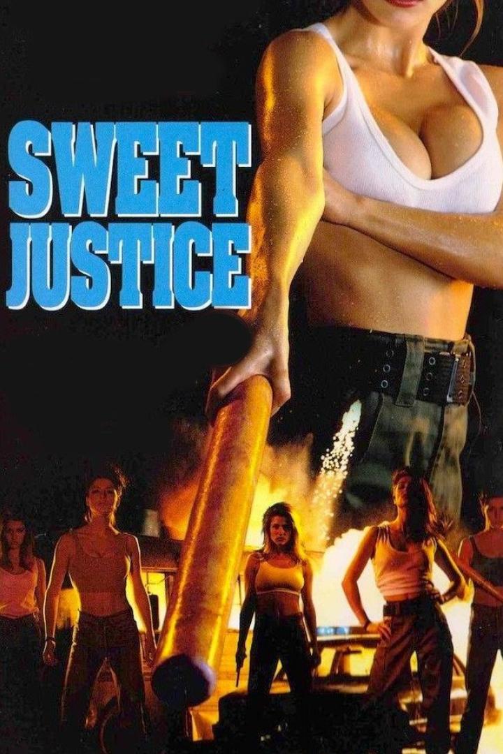 Das Filmplakat für „Sweet Justice“ zeigt eine Frau mit einem Baseballschläger und weitere Frauen im Hintergrund.