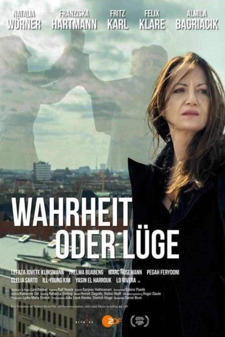 Das Filmplakat für „Wahrheit oder Lüge“ zeigt Natalia Wörner vor einer Berliner Stadtsilhouette.