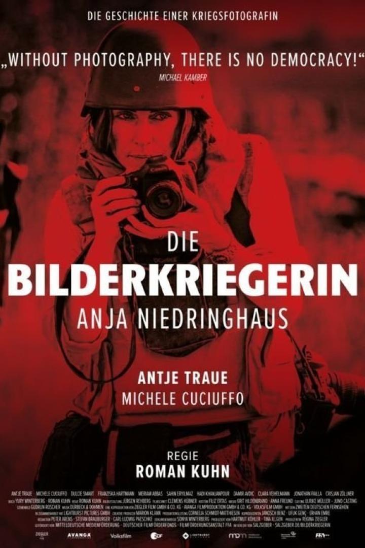Das Filmplakat für „Die Bilderkriegerin“ zeigt Anja Niedringhaus als Kriegsfotografin mit Kamera und Helm.