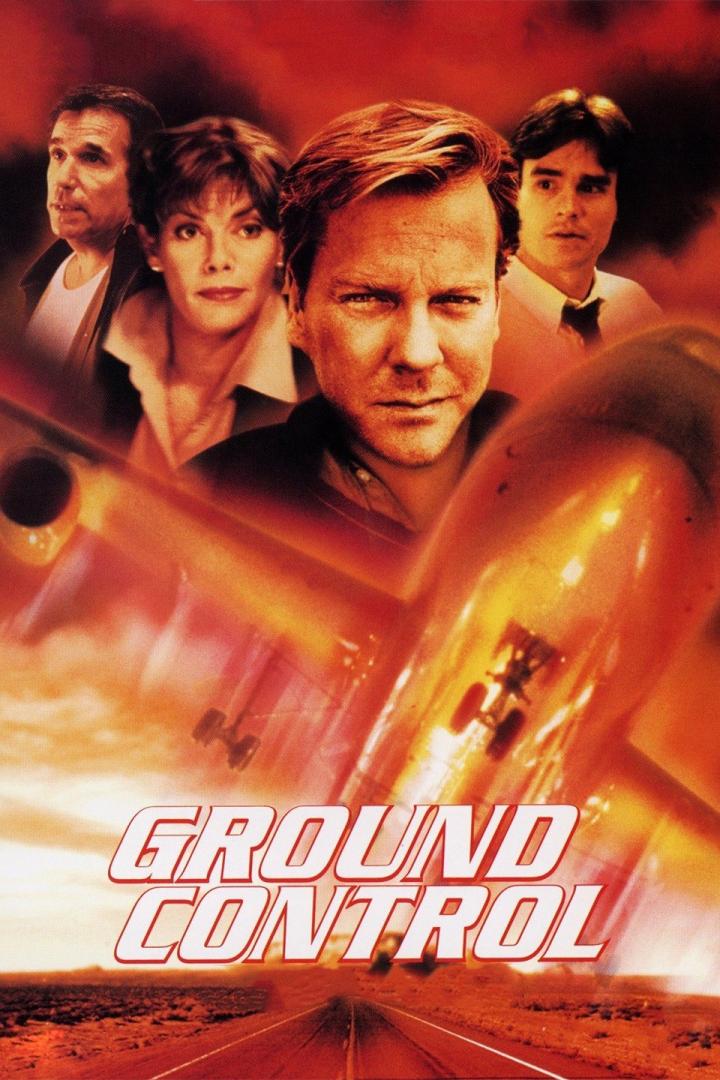 Das Filmplakat für „Ground Control“ zeigt Kiefer Sutherland und andere Schauspieler vor einem Flugzeug.