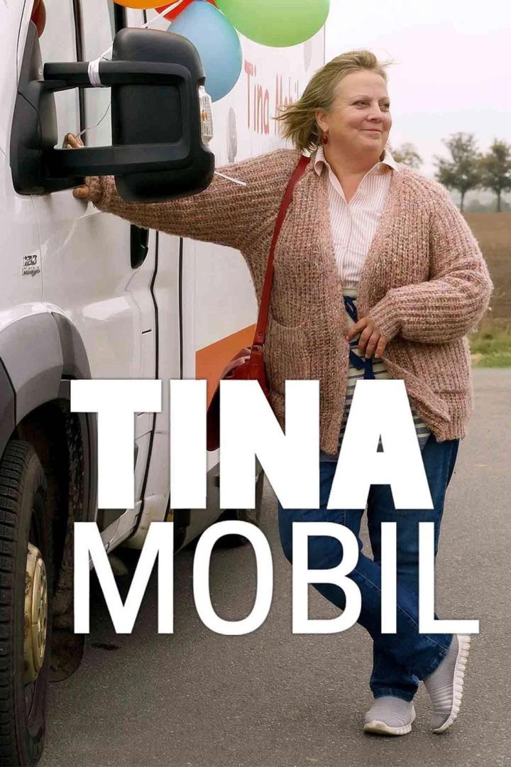 Eine Frau steht an einem Wohnmobil mit der Aufschrift „Tina Mobil“.