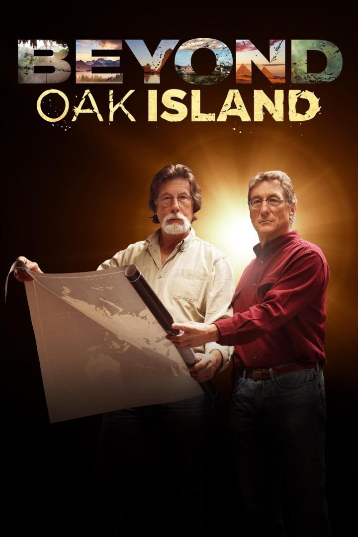Rick und Marty Lagina betrachten eine Karte in der Werbung für „Beyond Oak Island“.