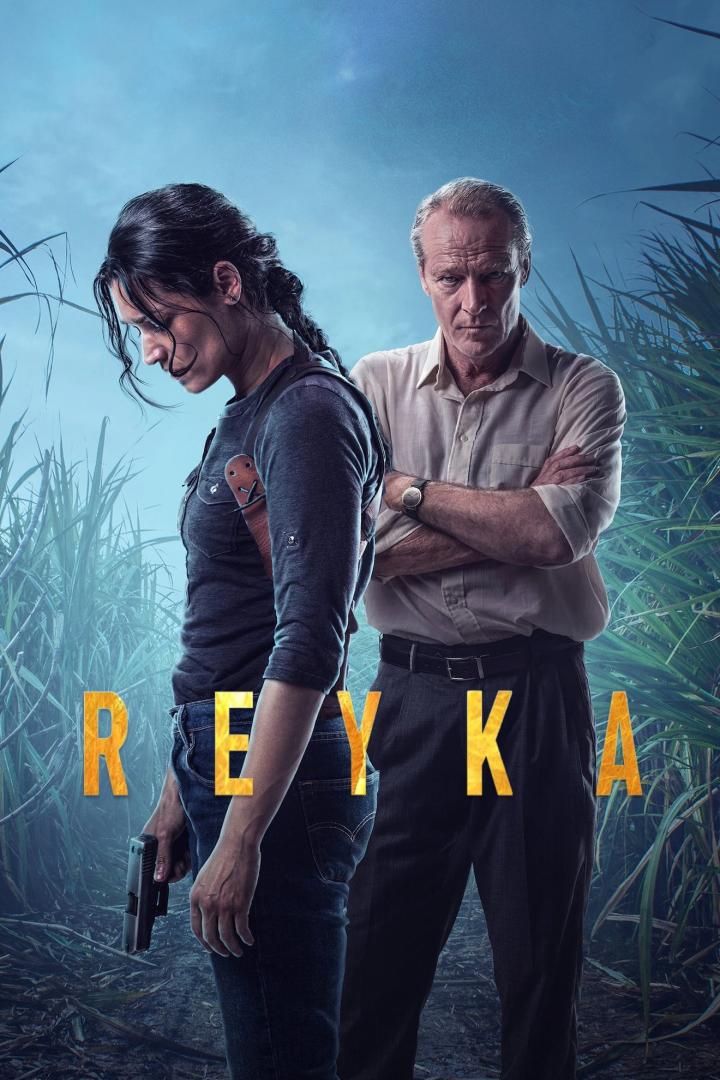 Ein Filmposter für „Reyka“ zeigt eine Frau mit einer Waffe und einen Mann vor Zuckerrohrfeldern.