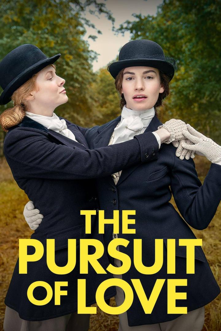 Lily James und Emily Beecham umarmen sich im Filmplakat zu „The Pursuit of Love“.
