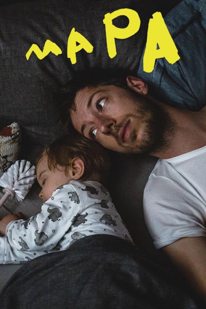 Ein Vater liegt neben seinem schlafenden Kind auf einem Sofa.