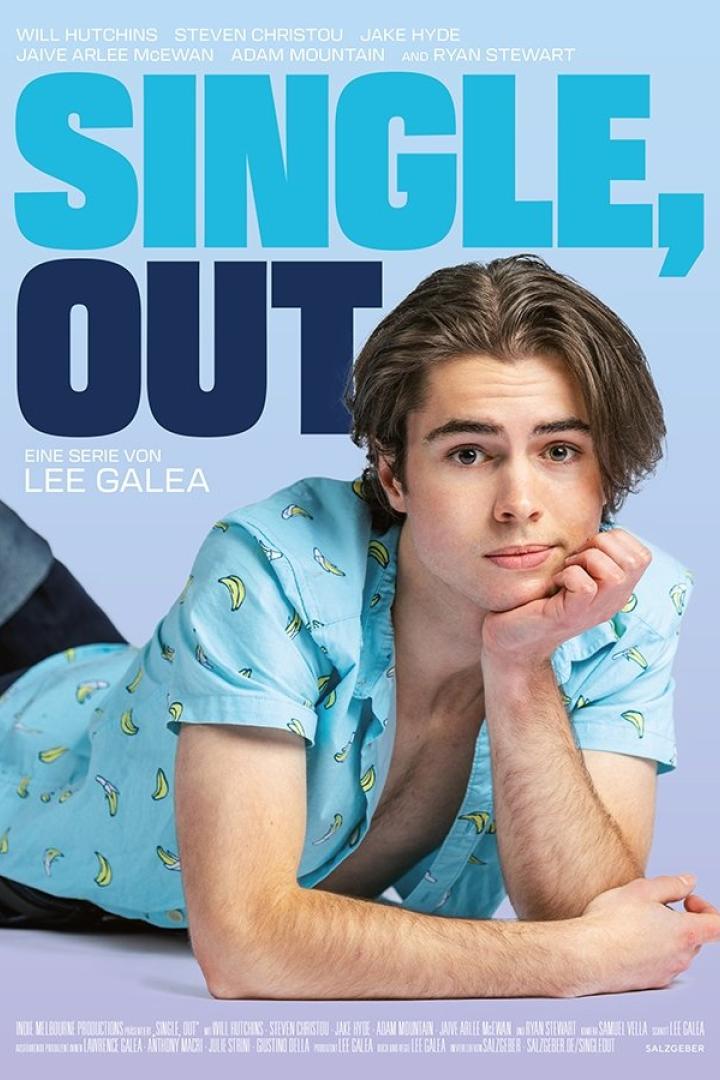 Ein junger Mann liegt auf dem Bauch, den Kopf auf die Hand gestützt, vor dem Poster für „Single, Out“.