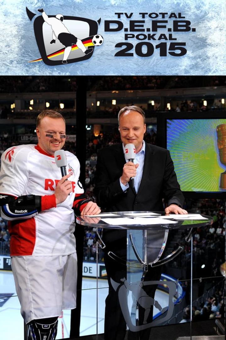 Zwei Männer moderieren den D.E.F.B.-Pokal 2015 von „TV Total“.