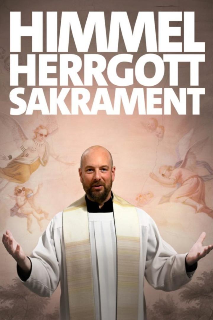 Ein Priester steht vor einem Wandgemälde mit Engeln und dem Schriftzug „Himmel Herrgott Sakrament“.