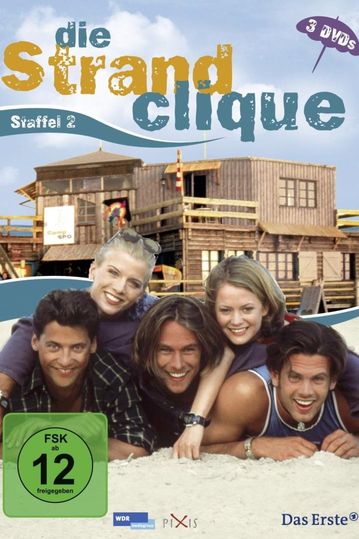 Das DVD-Cover der zweiten Staffel von „Die Strandclique“ zeigt die Hauptdarsteller vor einem Strandhaus.