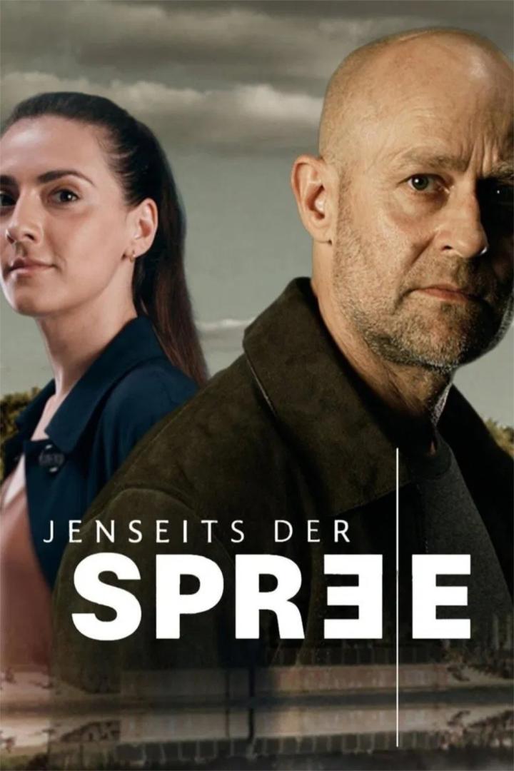 Das Filmplakat für die deutsche Fernsehserie „Jenseits der Spree“ mit zwei Schauspielern.