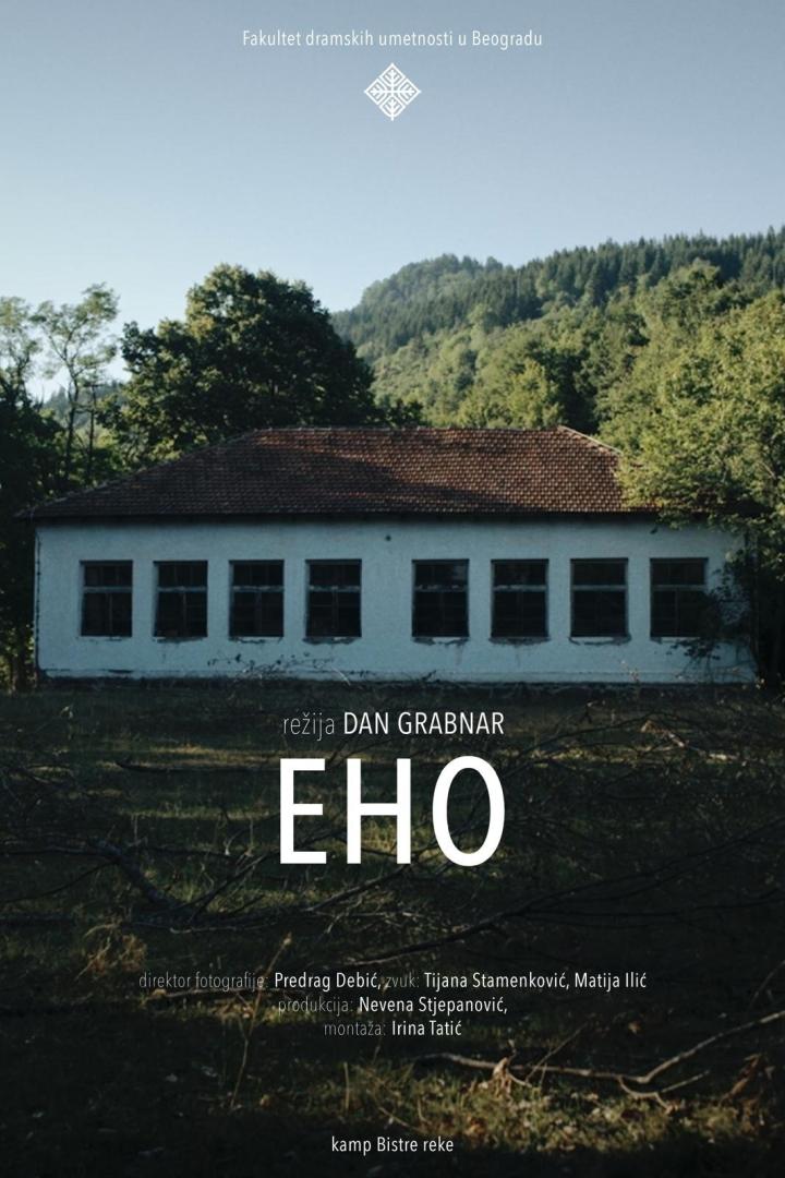 Das Filmplakat für „EHO“ zeigt ein Gebäude vor einer bewaldeten Hügellandschaft.