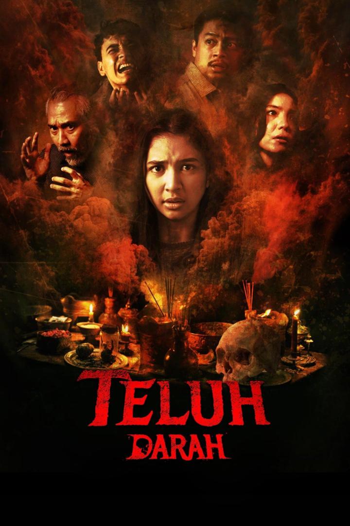 Das Filmplakat für „Teluh Darah“ zeigt eine verängstigte Frau und rituelle Gegenstände wie einen Schädel.