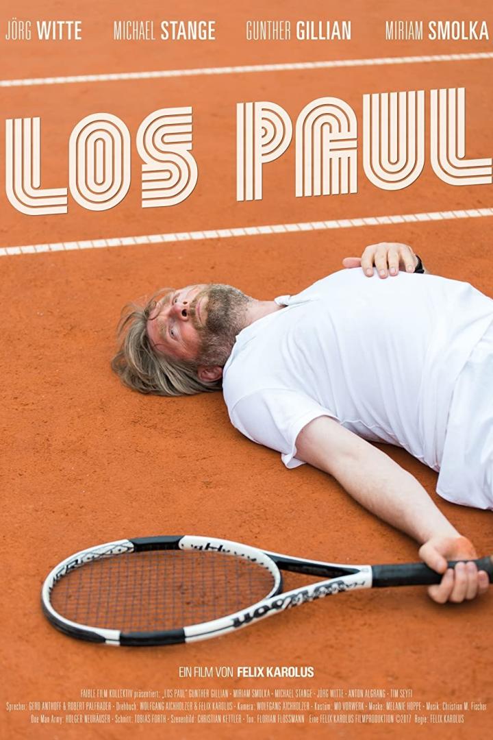 Ein Mann liegt erschöpft mit einem Tennisschläger auf einem Tennisplatz, Filmposter „Los Paul“.
