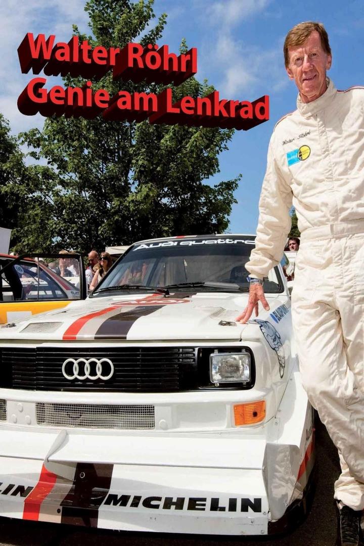 Walter Röhrl posiert neben einem weißen Audi Quattro Rennwagen.