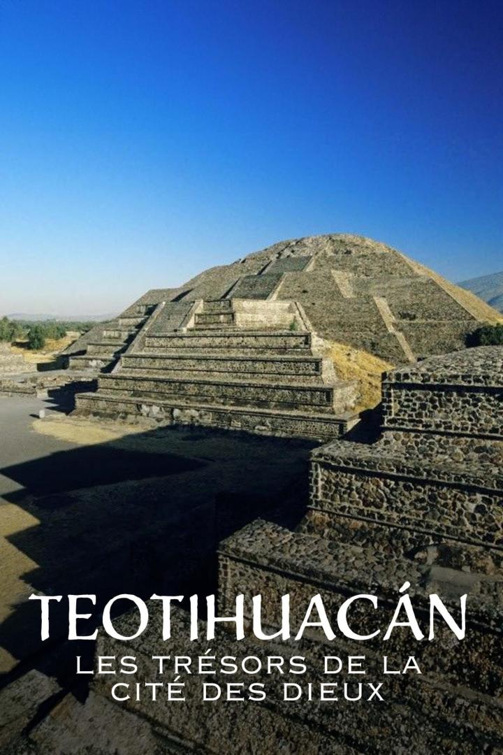 Die Pyramide der Sonne in Teotihuacán unter blauem Himmel.