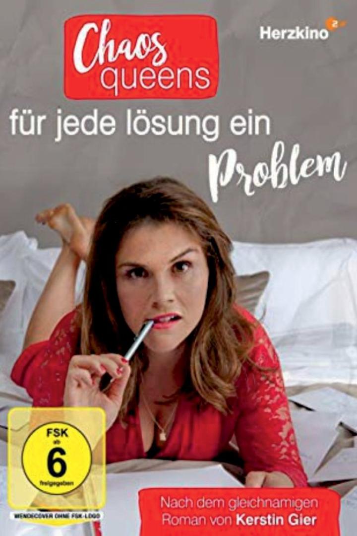 Das Cover des Films „Chaos Queens: Für jede Lösung ein Problem“ zeigt eine Frau mit einem Stift im Mund.
