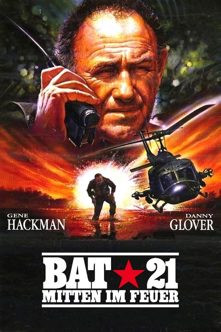 Das Filmplakat für „Bat 21“ zeigt Gene Hackman, Danny Glover und einen Hubschrauber vor einem orangefarbenen Himmel.