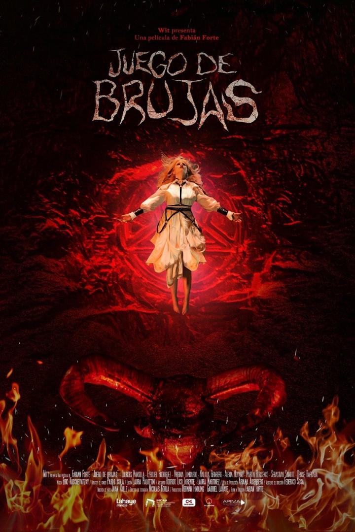 Das Filmplakat für „Juego de Brujas“ zeigt eine schwebende Frau vor einem roten, dämonischen Hintergrund.