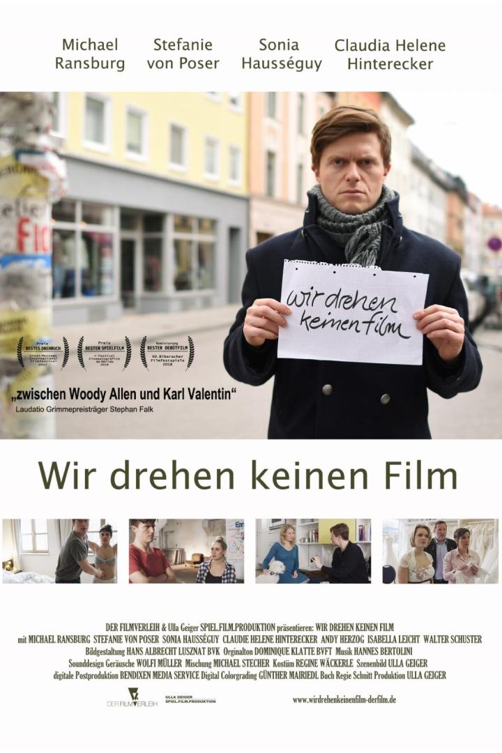 Ein Mann hält ein Schild mit der Aufschrift „wir drehen keinen Film“ in die Kamera.