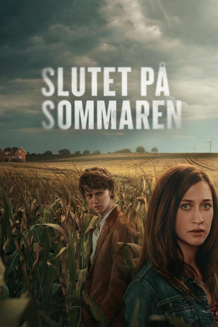 Das Filmplakat für „Slutet pa Sommaren“ zeigt zwei junge Menschen vor einem Feld.