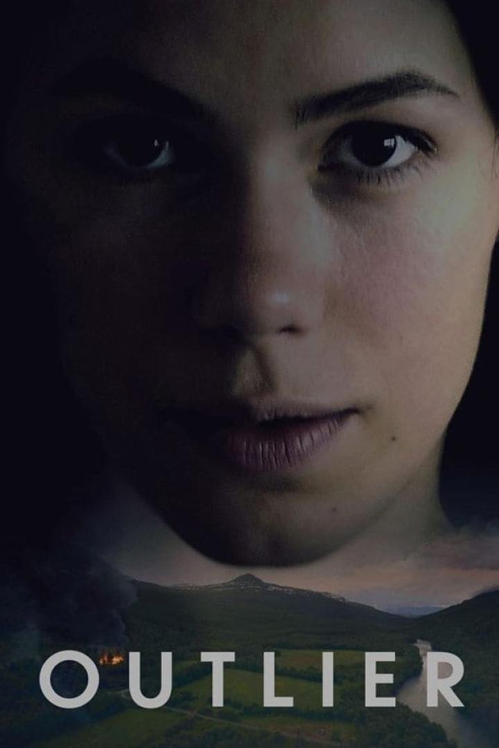 Das Filmplakat für „Outlier“ zeigt das Gesicht einer jungen Frau über einer Landschaft.