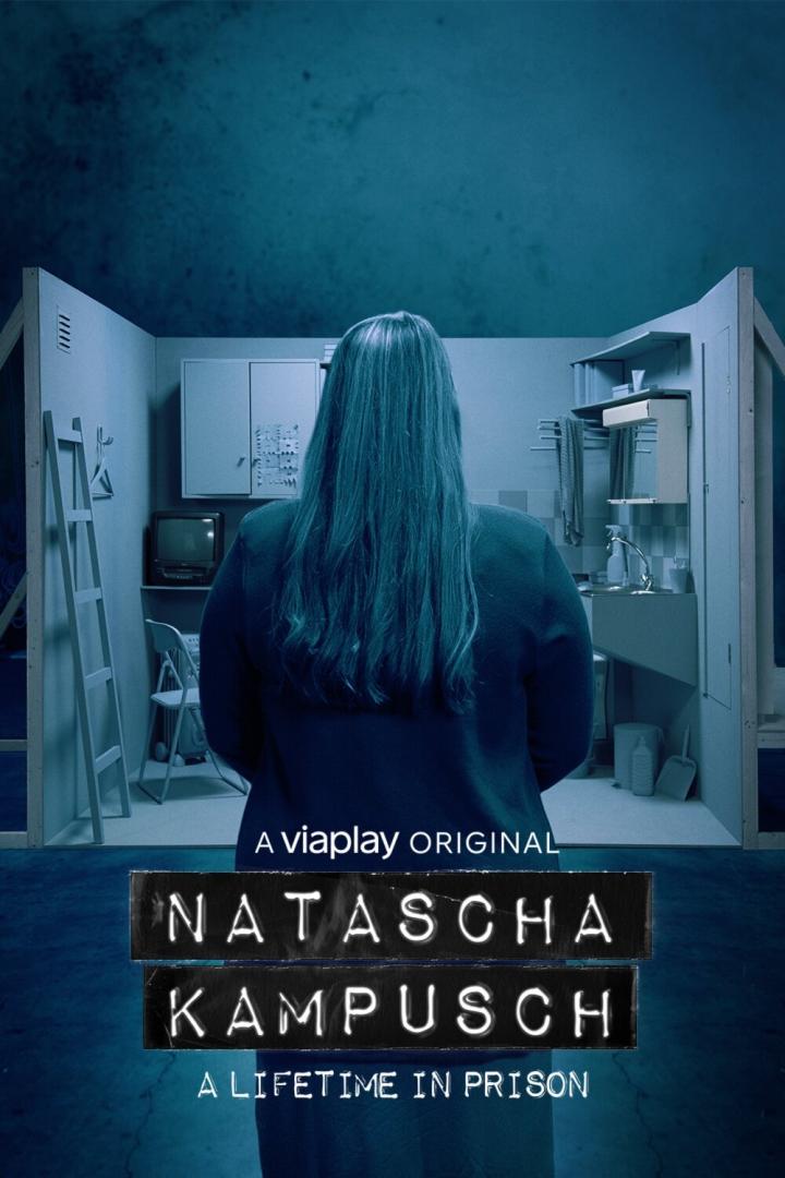 Das Filmplakat zu „Natascha Kampusch: A Lifetime in Prison“ zeigt eine Frau in einem kleinen Raum.