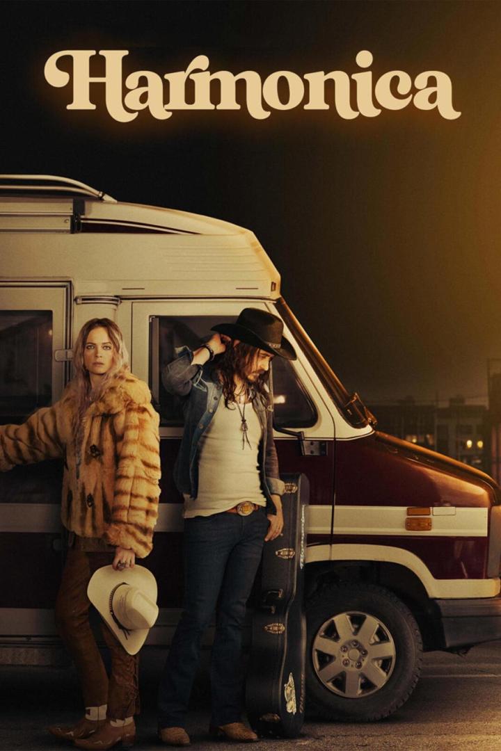 Ein Mann und eine Frau stehen vor einem Wohnmobil, im Hintergrund der Titel „Harmonica“.