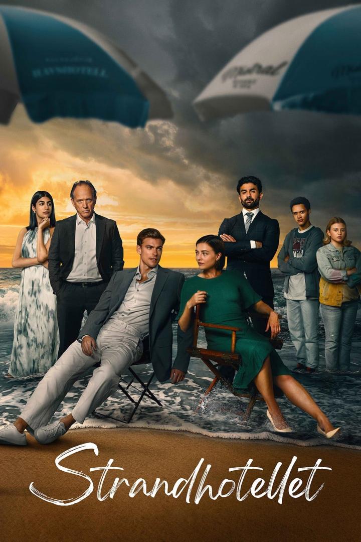 Das Filmplakat für „Strandhotellet“ zeigt eine Gruppe von Schauspielern am Strand.