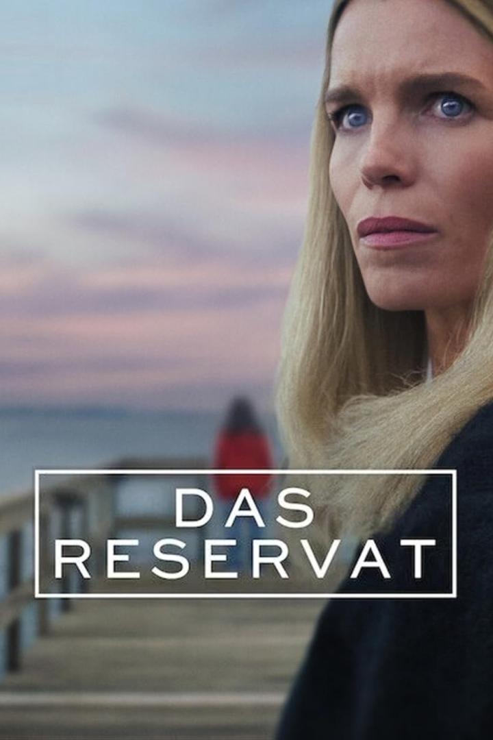 Das Filmplakat für „Das Reservat“ zeigt eine Frau am Meer bei Sonnenuntergang.