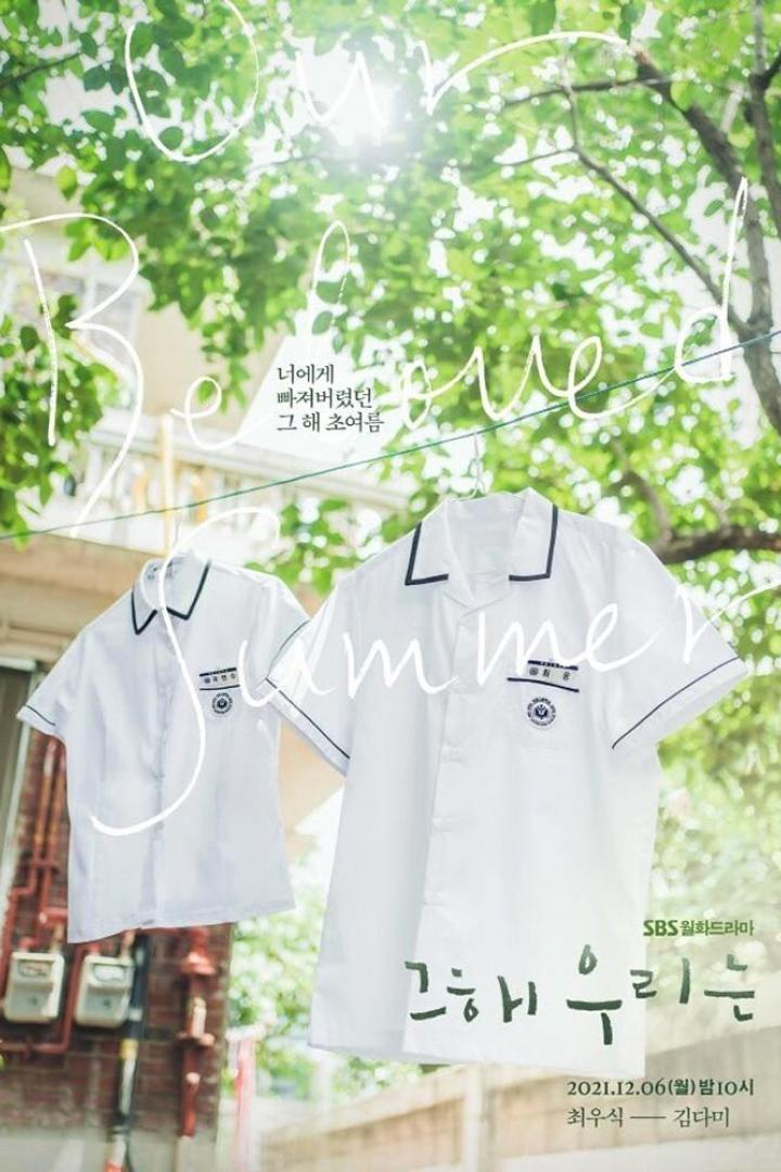 Das Poster für die koreanische Dramaserie „Our Beloved Summer“ mit zwei Schuluniformen.