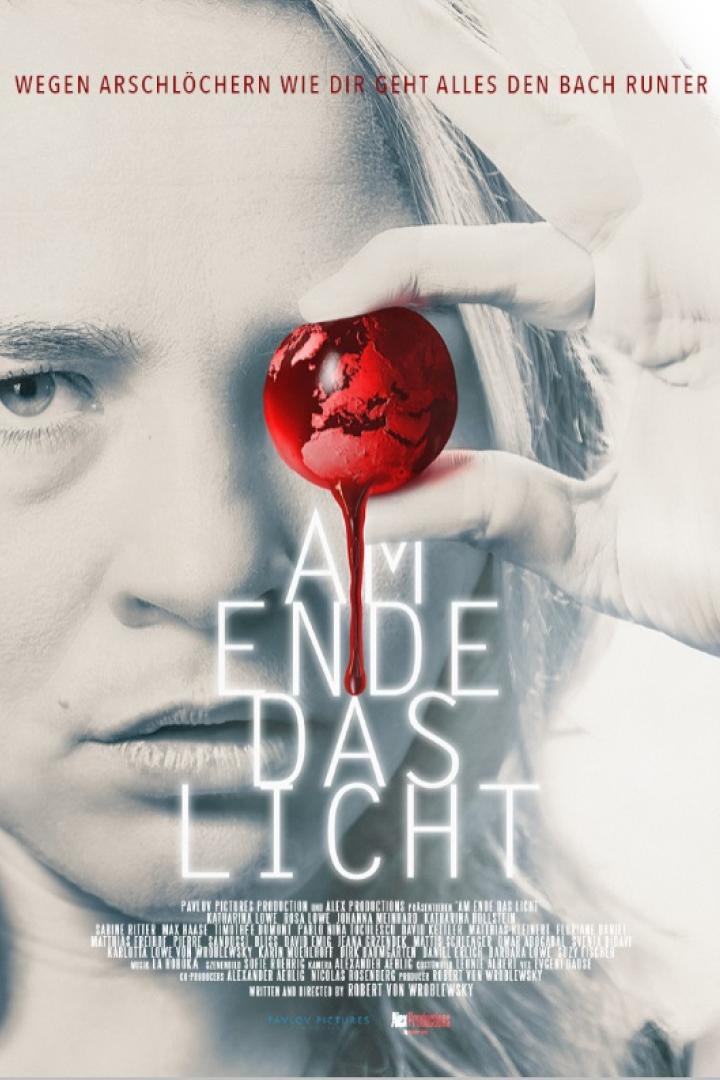 Das Filmplakat für „Am Ende das Licht“ zeigt eine Frau, die eine blutende Weltkugel hält.