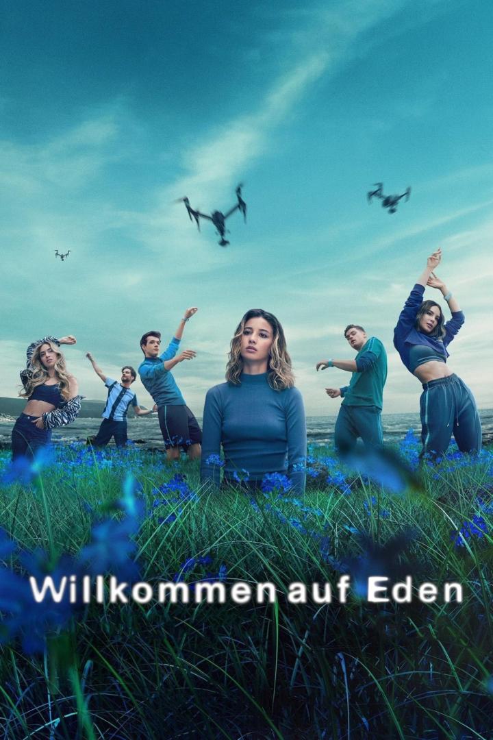 Eine Gruppe junger Leute steht auf einer Wiese unter Drohnen am Himmel.