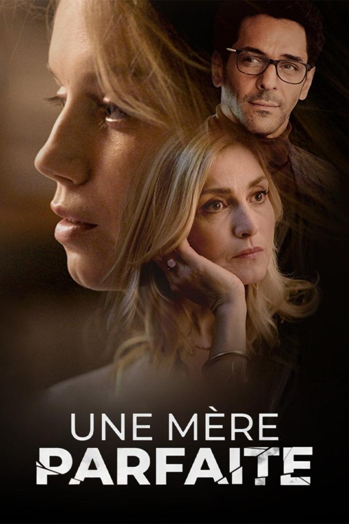Das Filmplakat für „Une Mère Parfaite“ zeigt drei Personen vor dunklem Hintergrund.