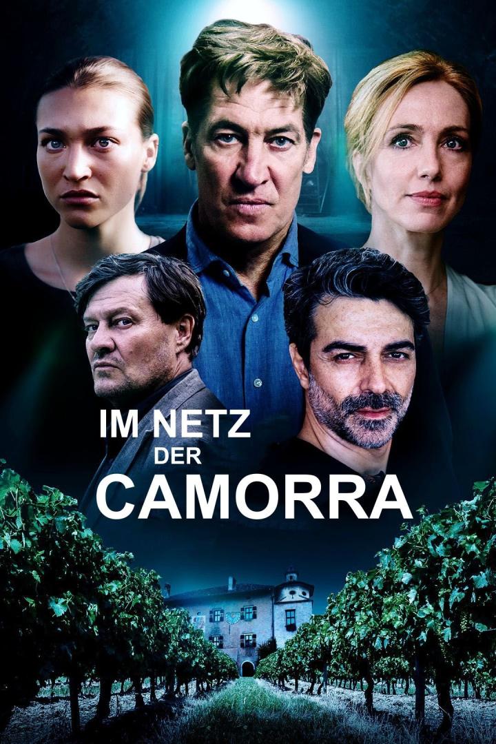 Das Filmplakat für „Im Netz der Camorra“ zeigt fünf Personen vor einem Weinberg und einem Herrenhaus.
